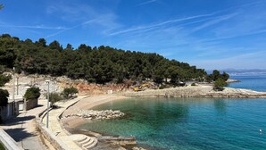 A coastal landscape with a clear blue sky, a rocky shoreline, and a body of water. - 3 bedroom beach front apartment in Stomorska (Stomorska)