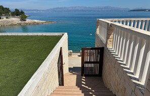Property grounds - 3 bedroom beach front apartment in Stomorska (Stomorska)