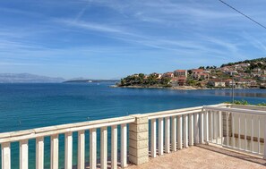 Property grounds - 3 bedroom beach front apartment in Stomorska (Stomorska)