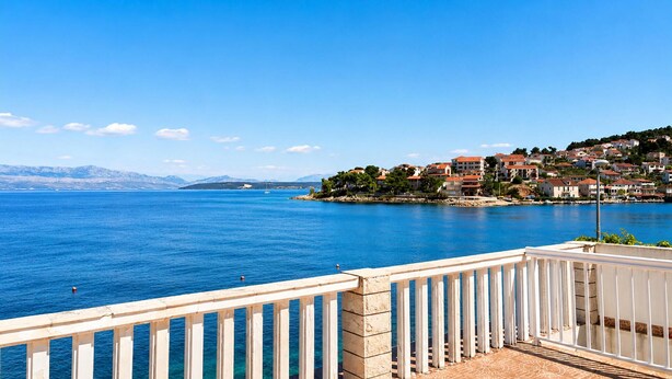 Unclassified image, 1 of 25, button - 3 bedroom beach front apartment in Stomorska (Stomorska)