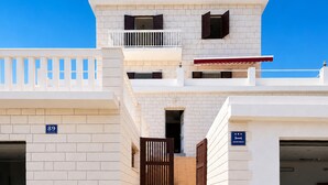 Unclassified image, 2 of 25, button - 3 bedroom beach front apartment in Stomorska (Stomorska)