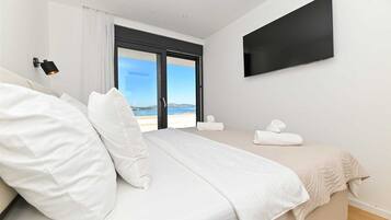 Tabla de planchar con plancha, wifi gratis, ropa de cama