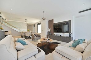 Smart TV - Luxury Villa Oasis with pool and jacuzzi near beach (Trogir)