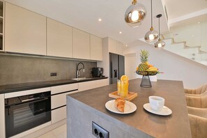 Fridge, microwave, oven, stovetop - Luxury Villa Oasis with pool and jacuzzi near beach (Trogir)