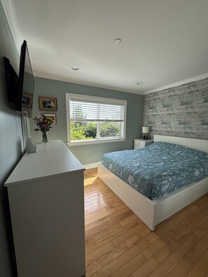 Desk, iron/ironing board, WiFi, bed sheets