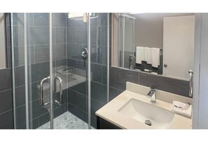 Deluxe Suite, Multiple Beds, Non Smoking (Kitchen) | Bathroom - Studio 6 – Elko, NV (Elko)