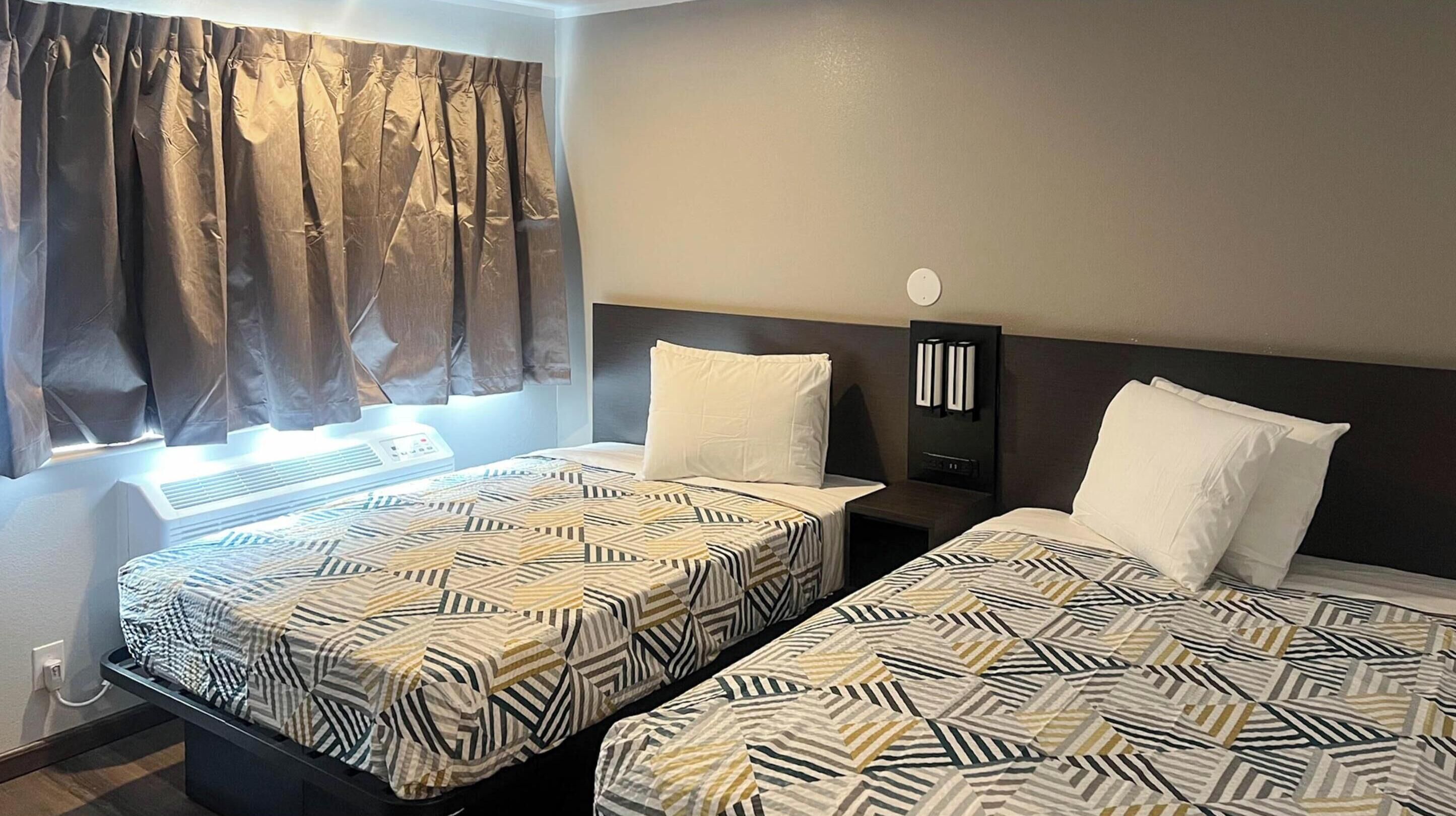 Deluxe Suite, Multiple Beds, Non Smoking (Kitchen) | Free WiFi, bed sheets