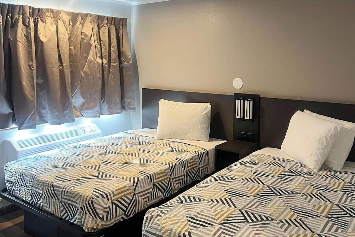 Deluxe Suite, Multiple Beds, Non Smoking (Kitchen) | Free WiFi, bed sheets