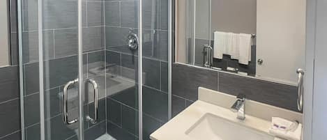 Suite Deluxe, Plusieurs lits, non-fumeur (Kitchen) | Salle de bain | Serviettes fournies