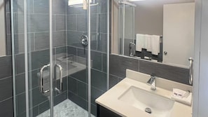 Deluxe Suite, Multiple Beds, Non Smoking (Kitchen) | Bathroom | Towels - Studio 6 – Elko, NV (Elko)