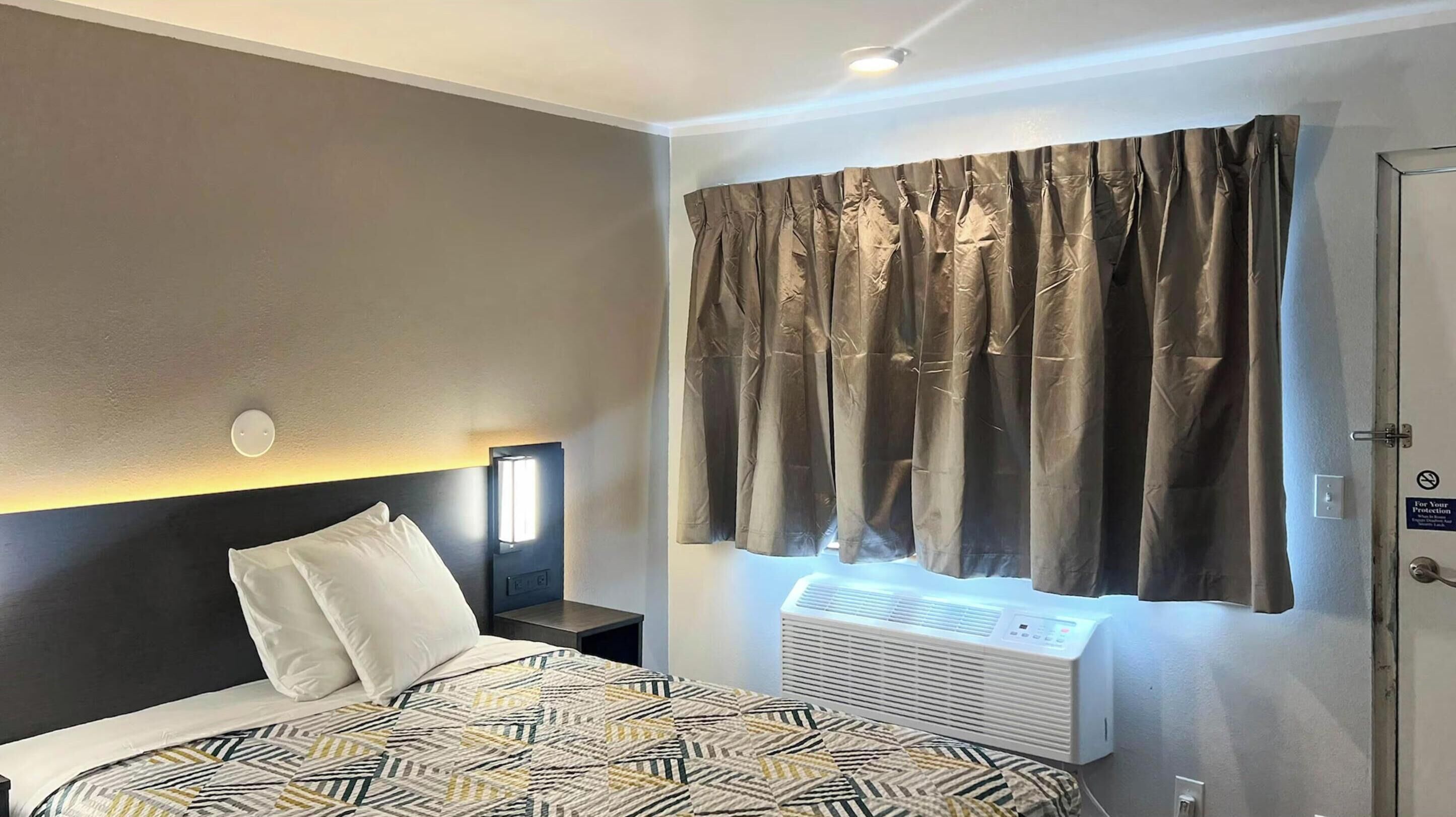 Deluxe Suite, Multiple Beds, Non Smoking (Kitchen) | Free WiFi, bed sheets