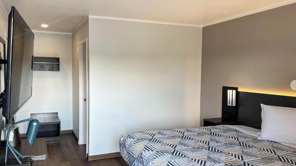 Deluxe Suite, Multiple Beds, Non Smoking (Kitchen) | Free WiFi, bed sheets - Studio 6 – Elko, NV (Elko)