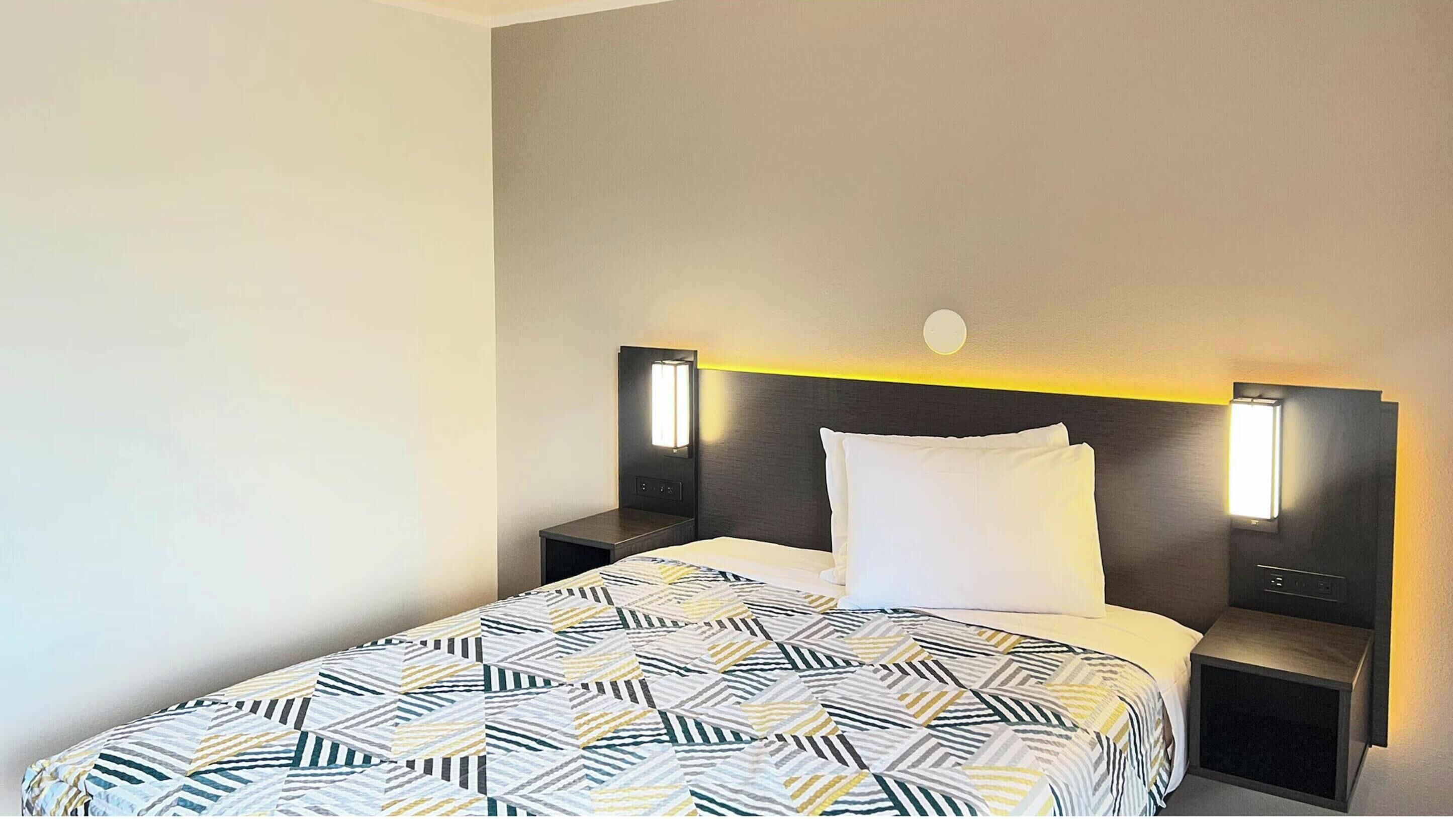 Deluxe Suite, Multiple Beds, Non Smoking (Kitchen) | Free WiFi, bed sheets