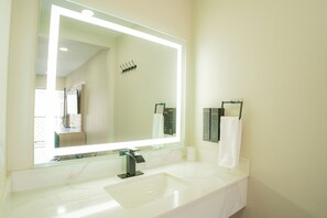 Superior Room | Bathroom - Flamingo Motel (North Hollywood)