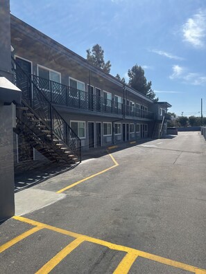 Exterior - Flamingo Motel (North Hollywood)