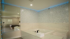Ein modernes Badezimmer mit einem großen Spiegel, einer Badewanne und einer Duschkabine.