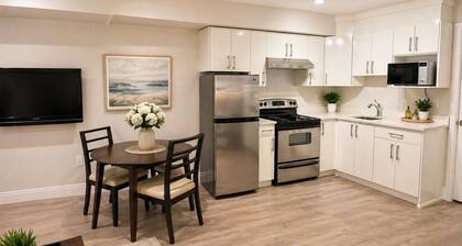 Bright Suite with parking 30 min to FIFA skytrain