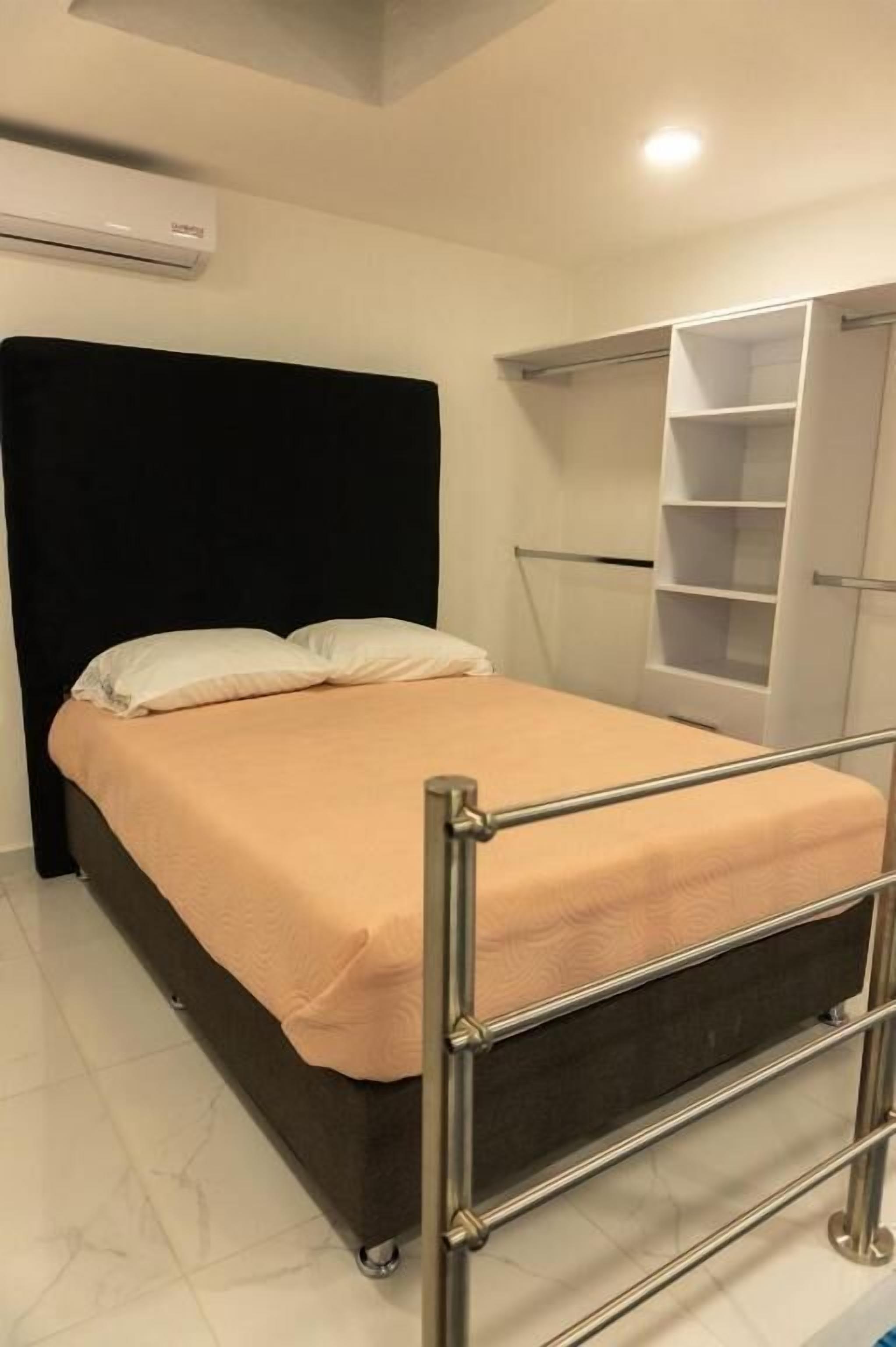 Caja de seguridad en la habitación y tabla de planchar con plancha 