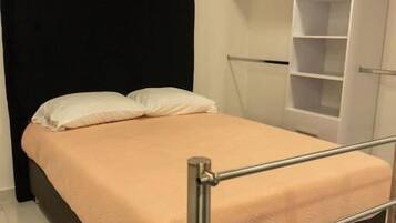 Caja de seguridad en la habitación y tabla de planchar con plancha