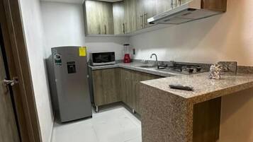 Refrigerador con freezer, microondas