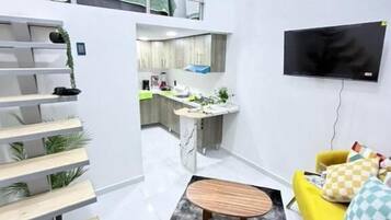 Caja de seguridad en la habitación y tabla de planchar con plancha