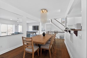 Dining - Historic AC Tuna Club - Waterfront - 7 Decks - 2 Boat/Jet Ski Docks - Sleeps 13! (Atlantic City)