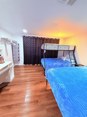 Free WiFi, bed sheets - Vrbo Property (Port Richey)