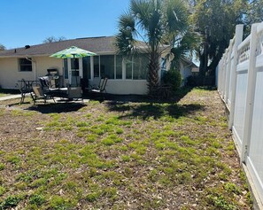 Outdoor dining - Vrbo Property (Port Richey)