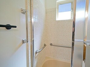 Secadora de cabello, toallas, jabón, papel de baño