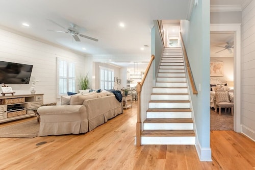 Luxury Island Getaway for Large Groups! Private Pool, Walk to Pier, Sleeps 16!
