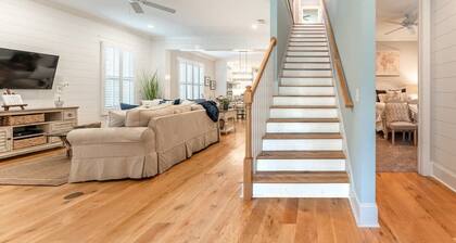 Luxury Island Getaway for Large Groups! Private Pool, Walk to Pier, Sleeps 16!