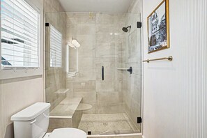 Dusche, Haartrockner, Handtücher, Shampoo