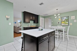Dining - The Putting Palm- 4BR/2BA w/ Putting Green (Boynton Beach)