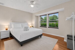 4 bedrooms, iron/ironing board, free WiFi, bed sheets - The Putting Palm- 4BR/2BA w/ Putting Green (Boynton Beach)