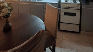 Uma cozinha compacta com fogão, pia e armários.