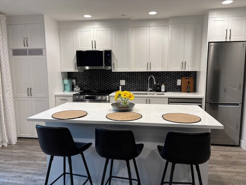 River Walk
Peaceful Suite in Fort Langley
1 Bed, 1 Bath, Sleeps 4