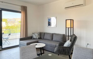 Smart TV - Amazing apartment in Maslenica (Maslenica)