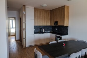Private kitchen - Cozy 2-bedroom apartment in quaint Bečići with AC, Giraffe Suites 18 (Bečići)