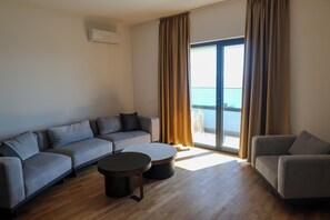 Living area - Cozy 2-bedroom apartment in quaint Bečići with AC, Giraffe Suites 18 (Bečići)