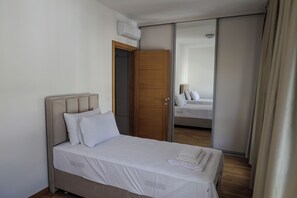 Iron/ironing board, Internet, bed sheets - Cozy 2-bedroom apartment in quaint Bečići with AC, Giraffe Suites 18 (Bečići)