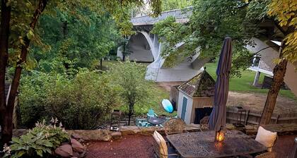 Creekstone House • Walk to Town • Hot Tub + Parking