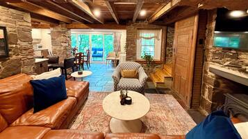 Smart TV, fireplace, ping pong, books