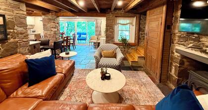 Creekstone House • Walk to Town • Hot Tub + Parking