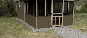 Cozy Off Grid Cabin on the Prairie perfect for your getaway to Montana