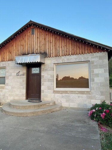 Cozy 2-bedroom cabin in amazing Hunters with cool AC