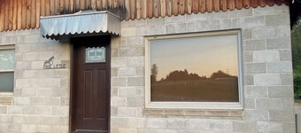 Cozy 2-bedroom cabin in amazing Hunters with cool AC