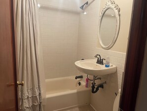 Towels, soap, toilet paper - Cozy 2-bedroom cabin in amazing Hunters with cool AC (Hunters)
