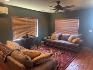 Living area - Cozy 2-bedroom cabin in amazing Hunters with cool AC (Hunters)