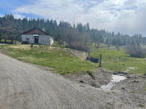 Cozy 2-bedroom cabin in amazing Hunters with cool AC