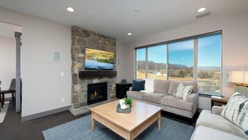 Smart TV, fireplace